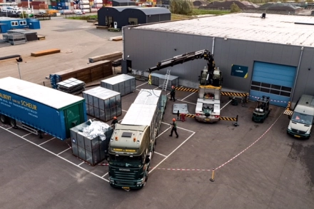 Opdracht van Komori: machinetransport en industrieel verhuizen